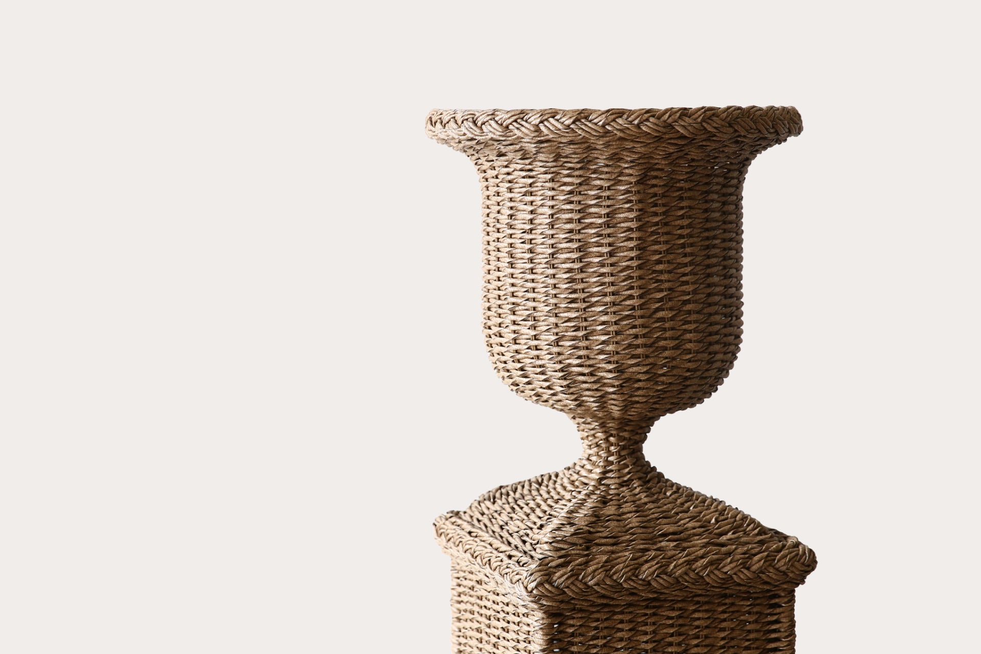 Outdoor Arbour Pedestal with Urn – Twisted Abaca