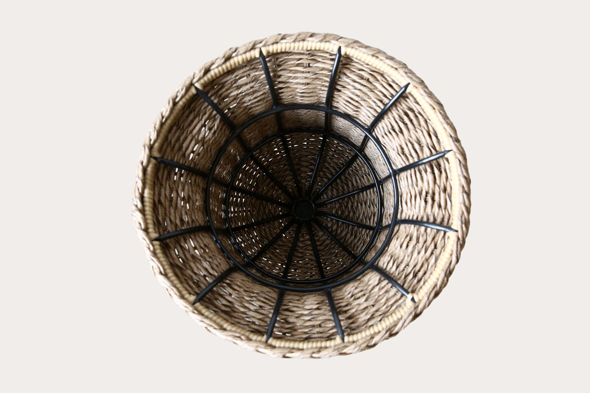Outdoor Arbour Pedestal with Urn – Twisted Abaca