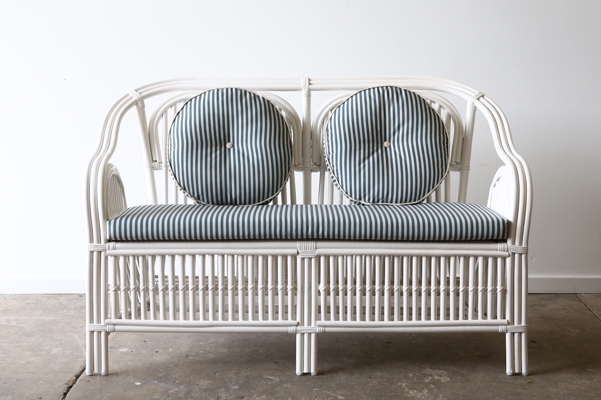 Brookhaven Carver. 120cm Seat. White