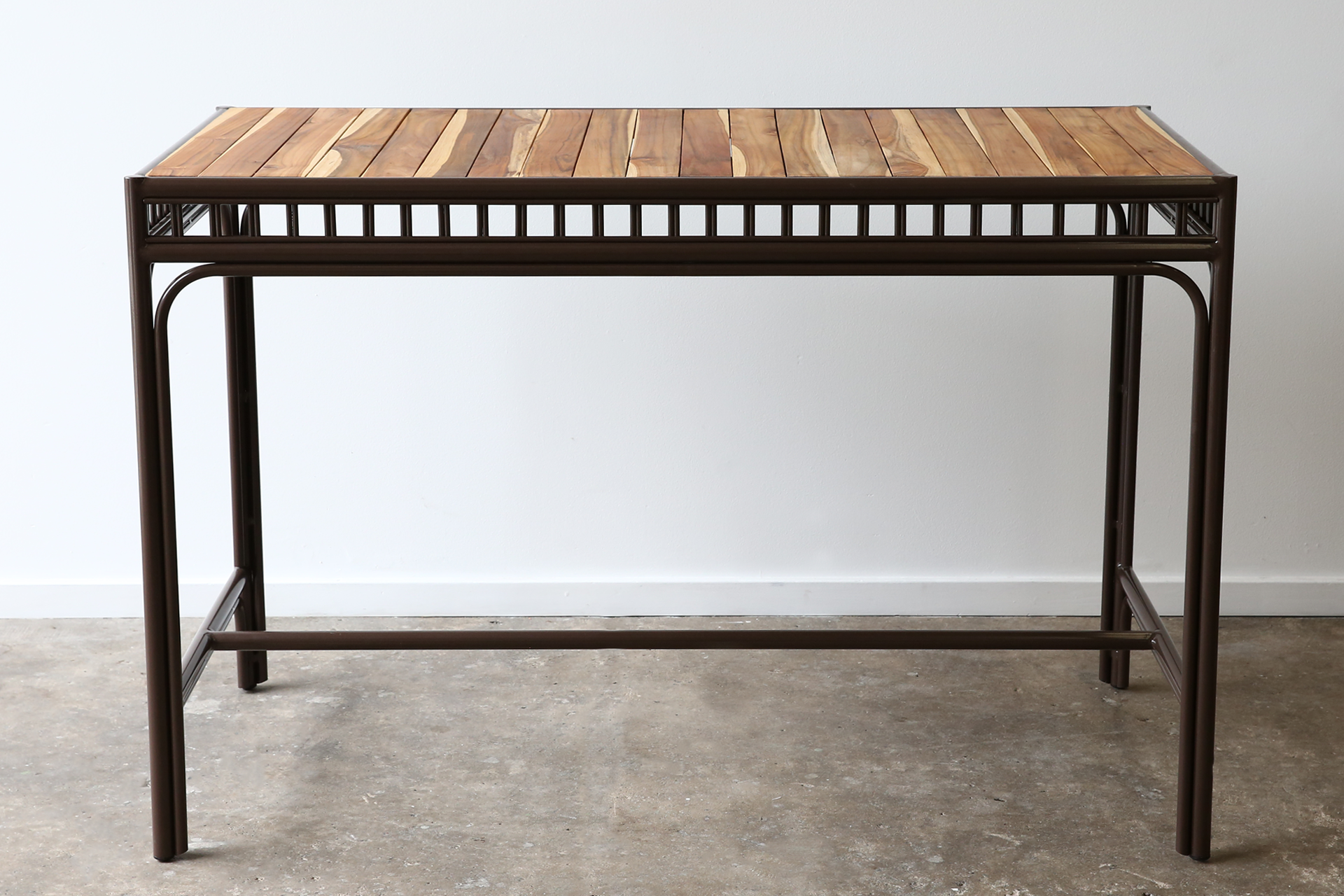 Custom President Bar Table with Nordic Stools