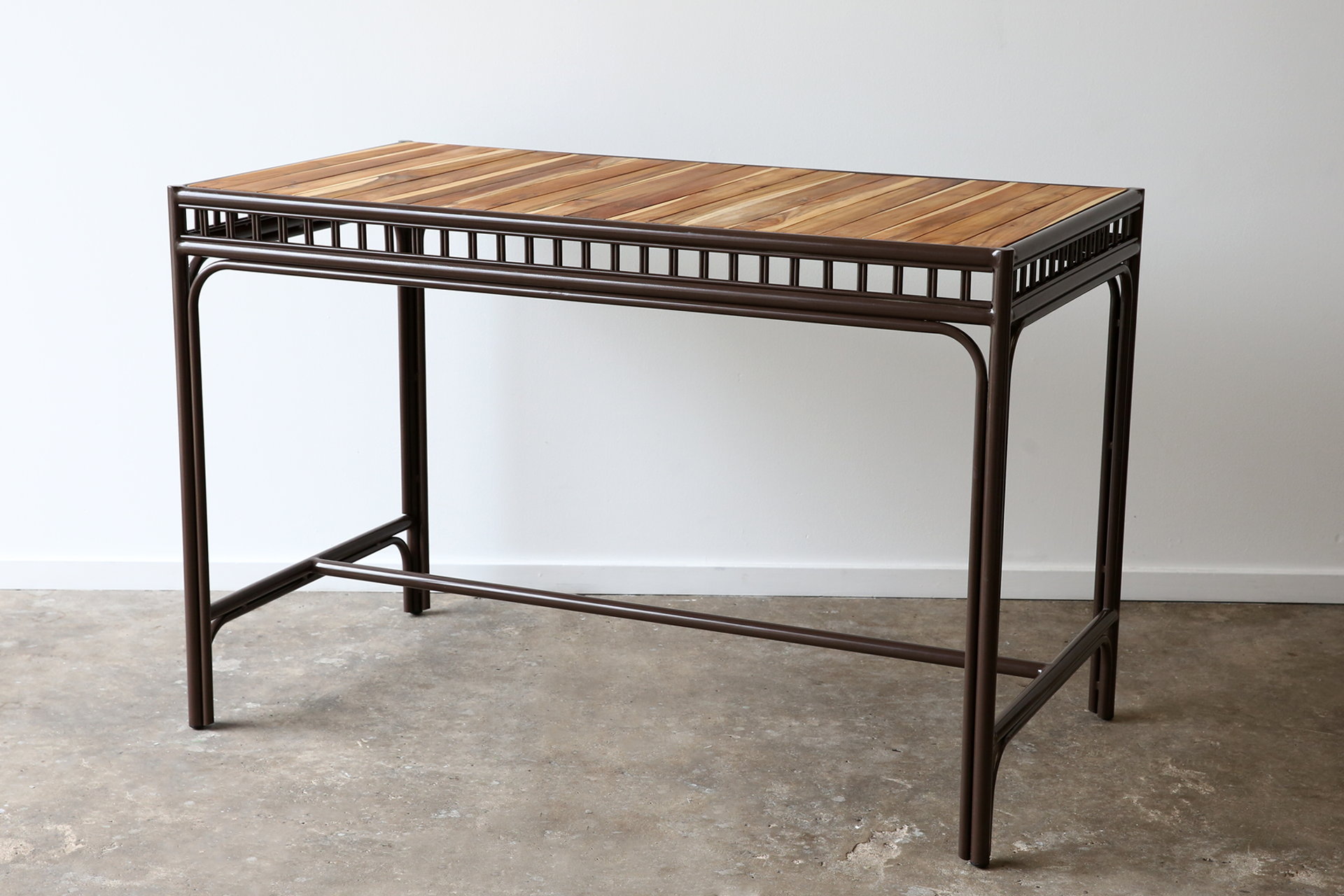 Custom President Bar Table with Nordic Stools