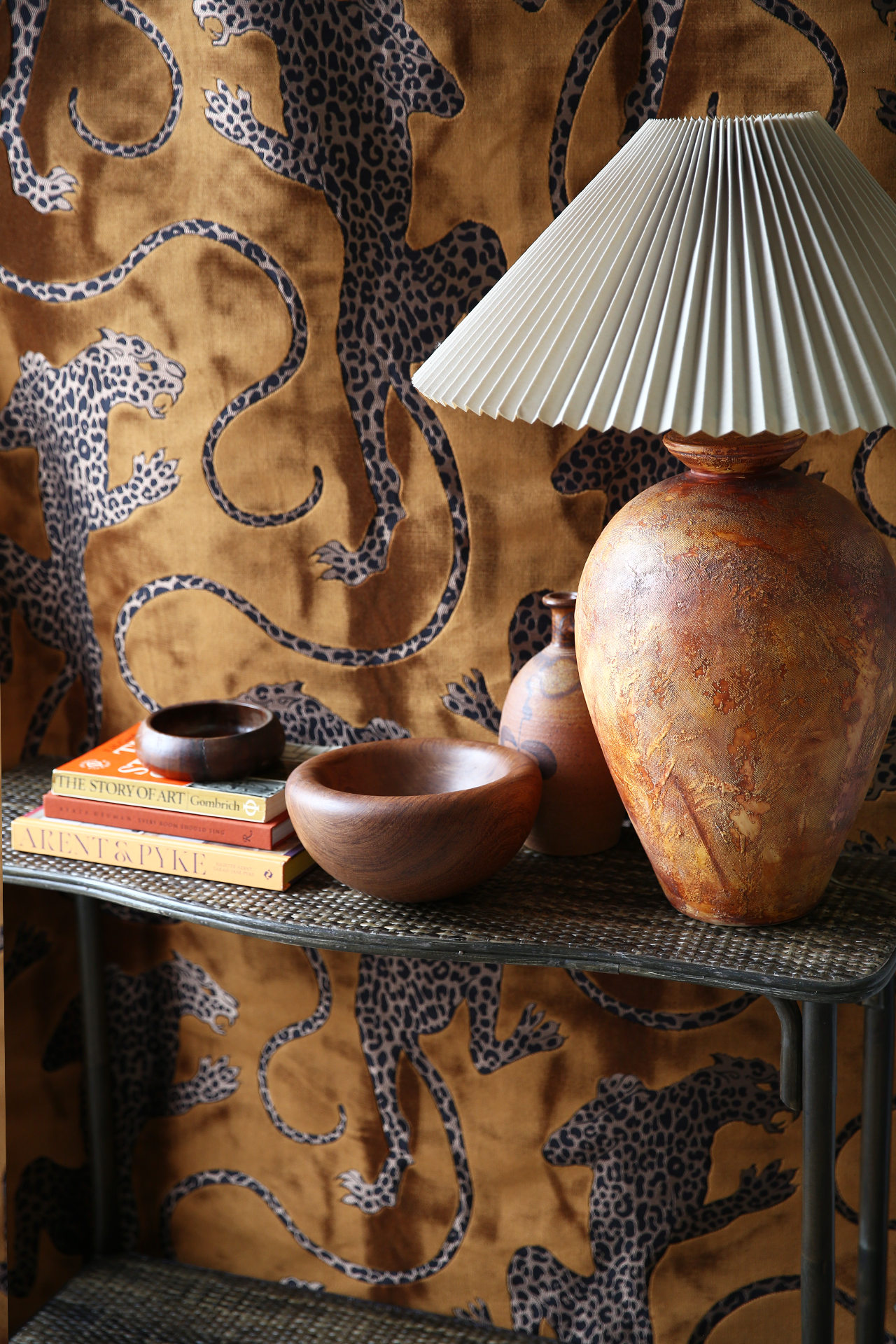 Salency Console. Tobacco