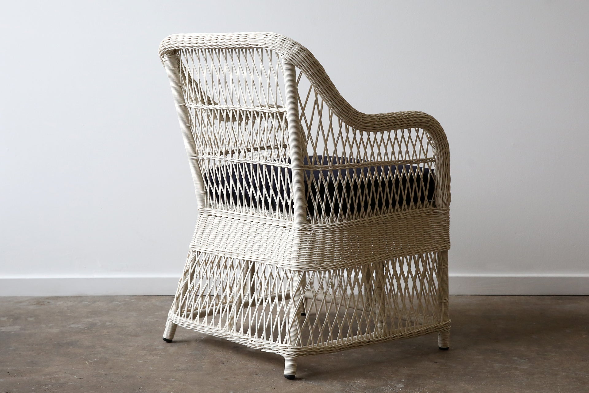 Lauren Outdoor Carver - Custom