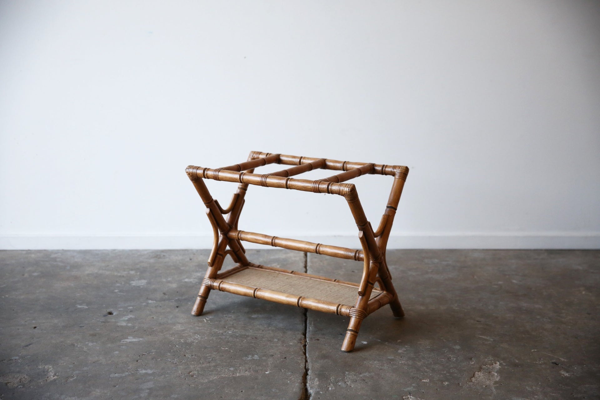 Campaign Luggage stand
