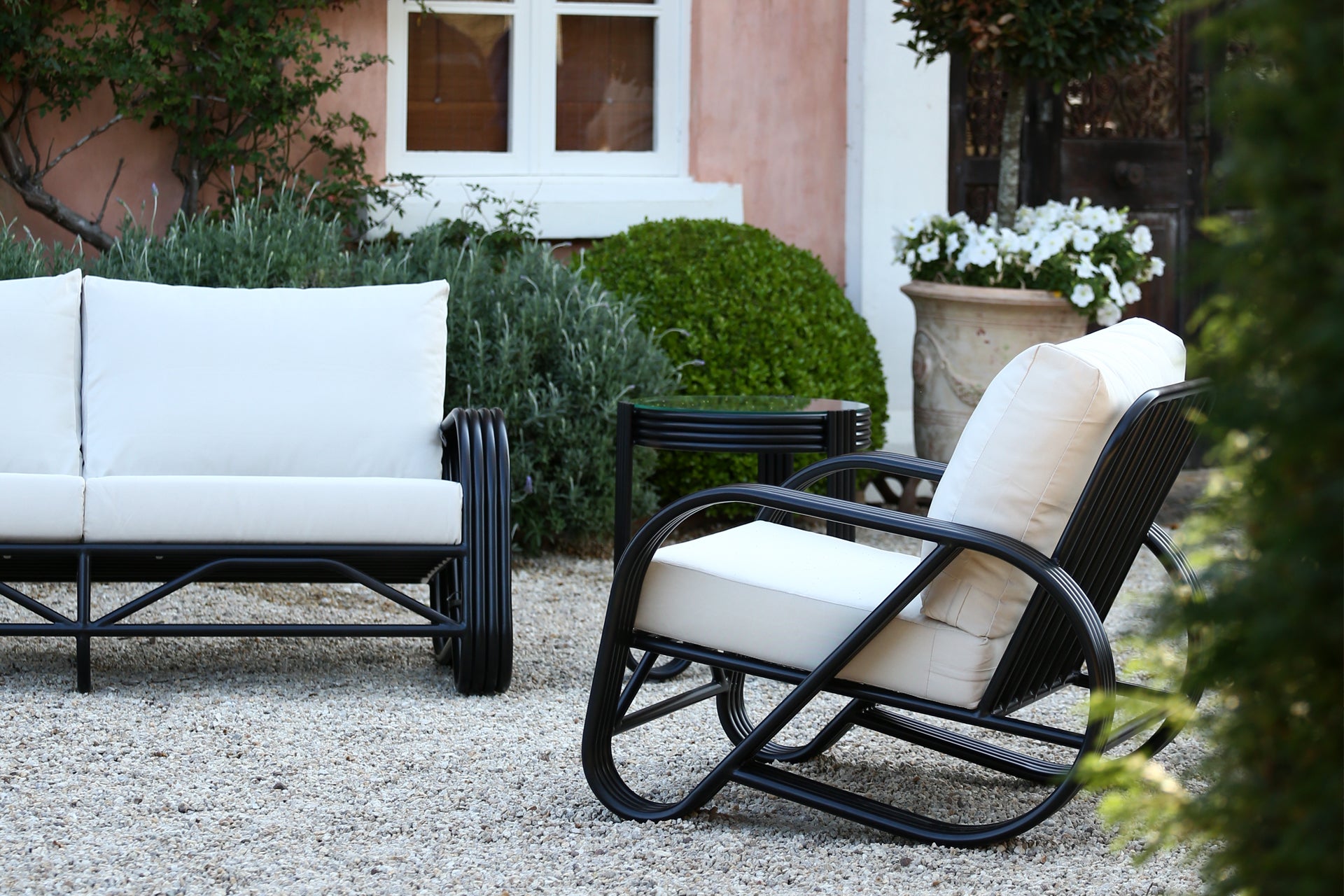 Pretzel Aluminium Outdoor Armchair. Black